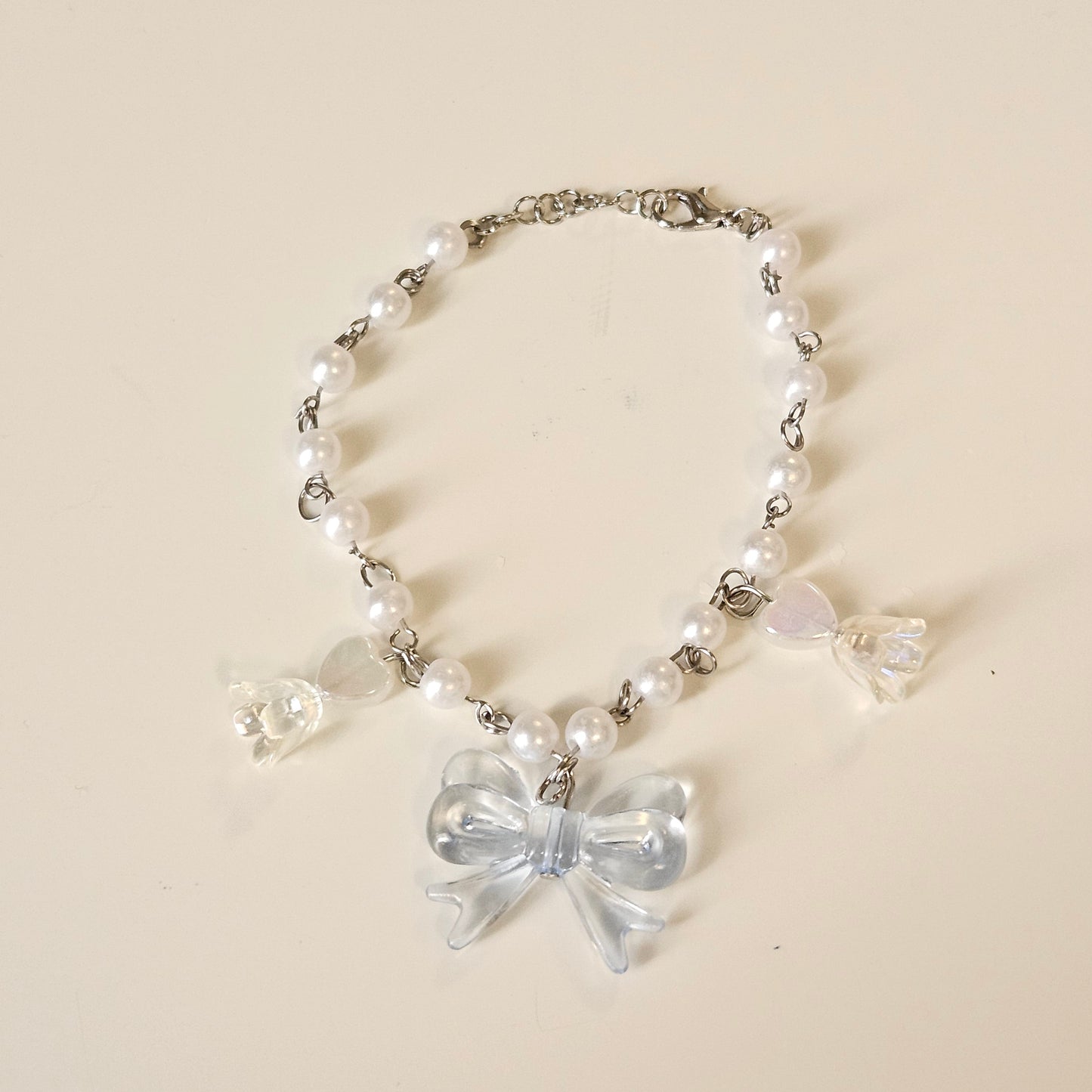 Pulsera con dijes de metal